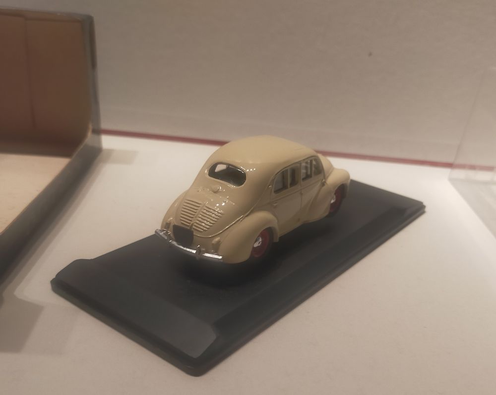 miniature Renault 4CV Berline 1954 au 1/43e
Jeux / jouets
