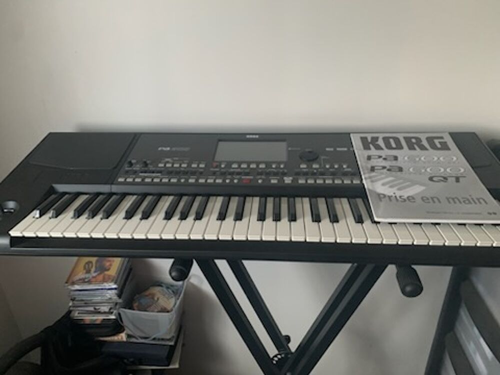 synth&eacute;tiseur KORG Pa 600 avec housse et tr&egrave;pied Instruments de musique