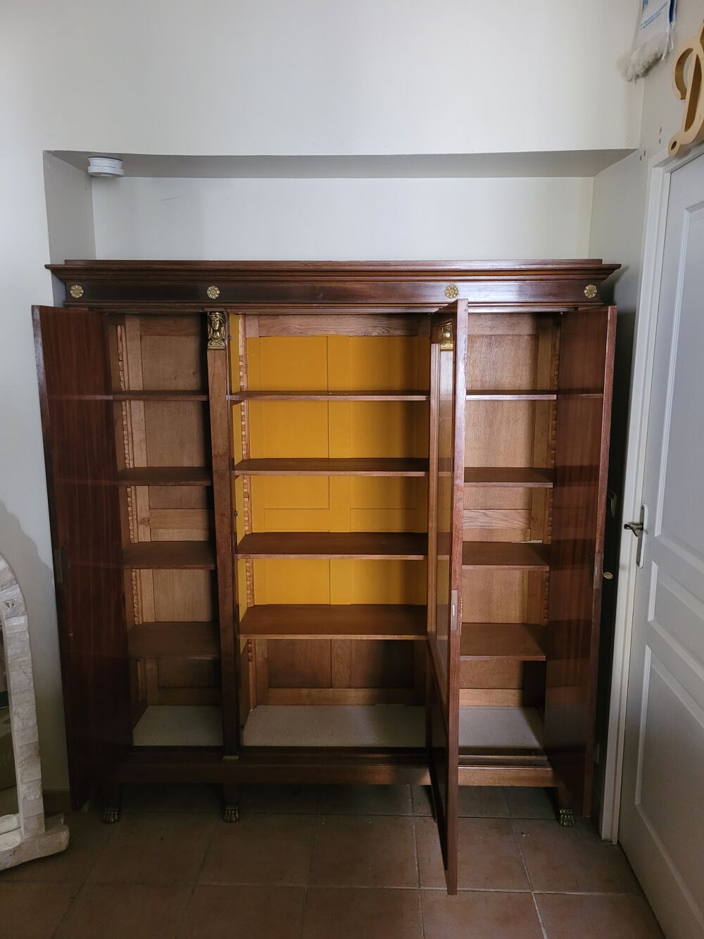 Meuble de rangement formant vitrine en placage d'acajou. Meubles