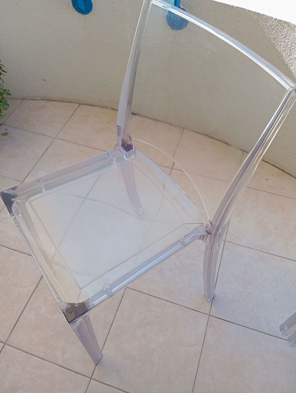 4 CHAISES PLEXIGLAS BLANCHE Meubles