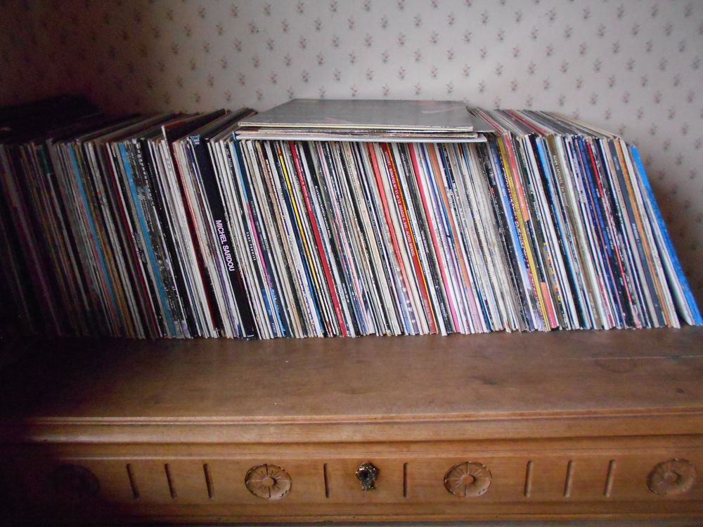 une tonne de vinyles CD et vinyles