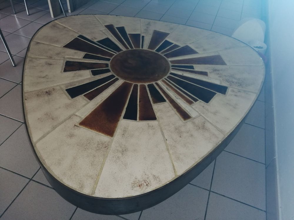 
Table basse triangulaire au plateau &agrave; d&eacute;cor soleil, Meubles