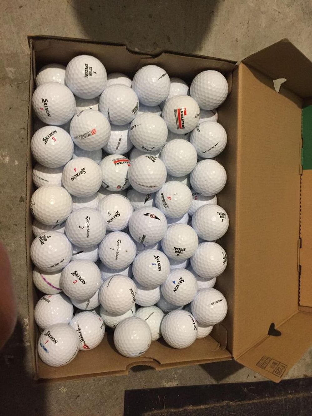 100 balles de golf en excellent etat Sports