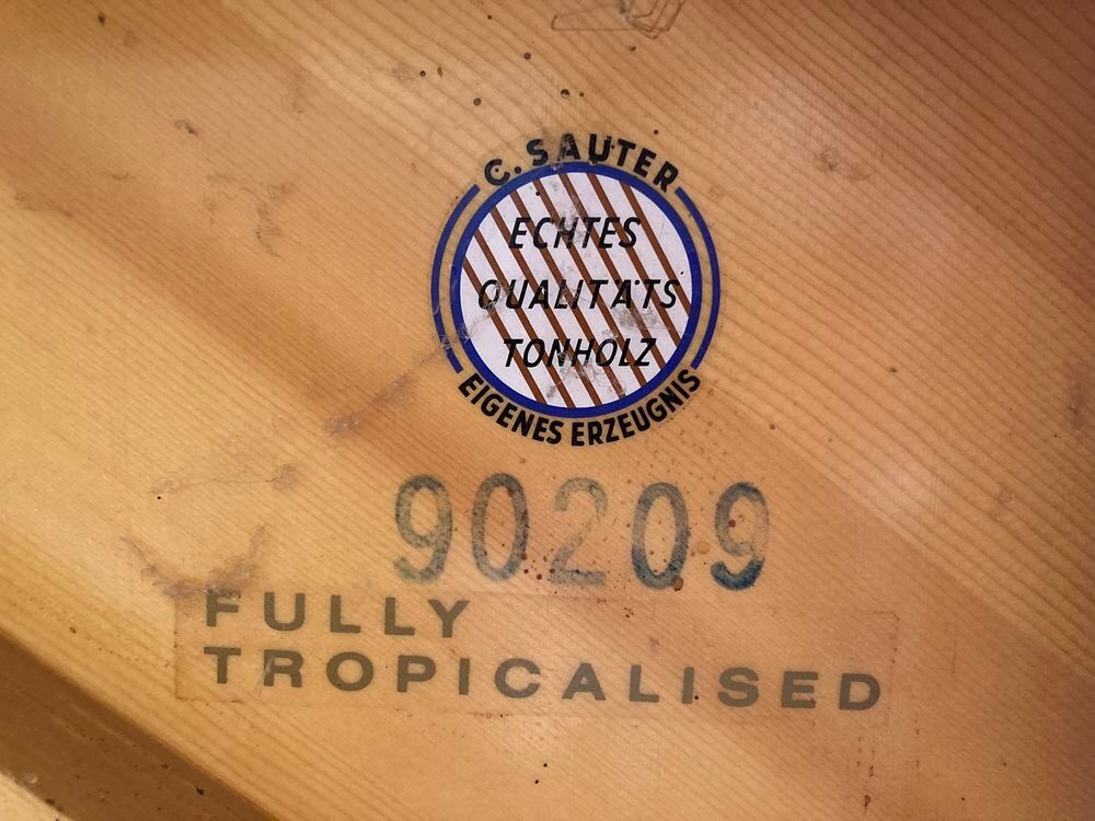 Piano droit de marque "&nbsp;Sauter&nbsp;", 1.000 euros (&agrave; d&eacute;battre) Instruments de musique