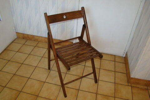 Chaise en bois pliante 
15 Gargenville (78)