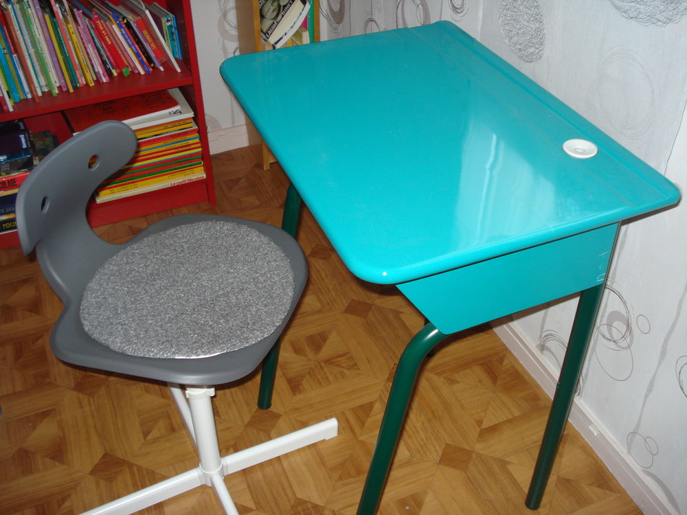 bureau r&eacute;nov&eacute;
plus chaise 
63 cm /40 cm ..H 77 cm Meubles