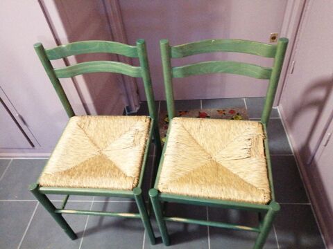 2 chaises vertes, rustiques. ' 5 Montpellier (34)