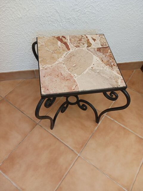 Petite sellette vintage fer forgé noir dessus marbre rose Barzy-sur-Marne (02)
