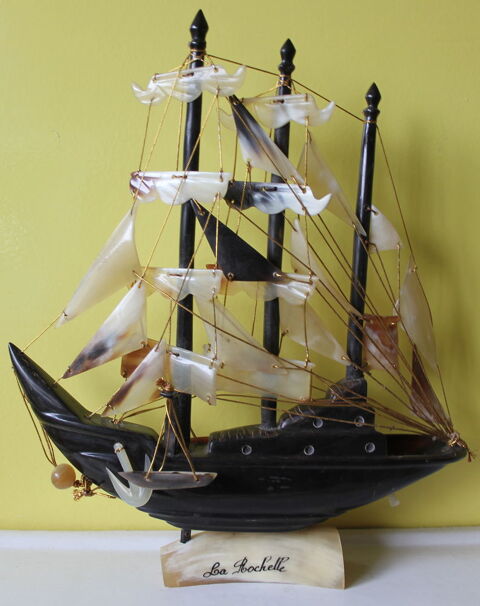 Voilier en corne souvenir de bord de mer LA ROCHELLE 40 Issy-les-Moulineaux (92)
