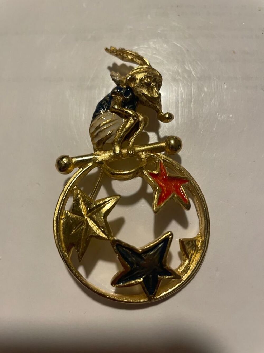 Broche dor&eacute;e CIRCUS avec singe ballon &eacute;toil&eacute; MUSEE ANTIGONA Bijoux et montres