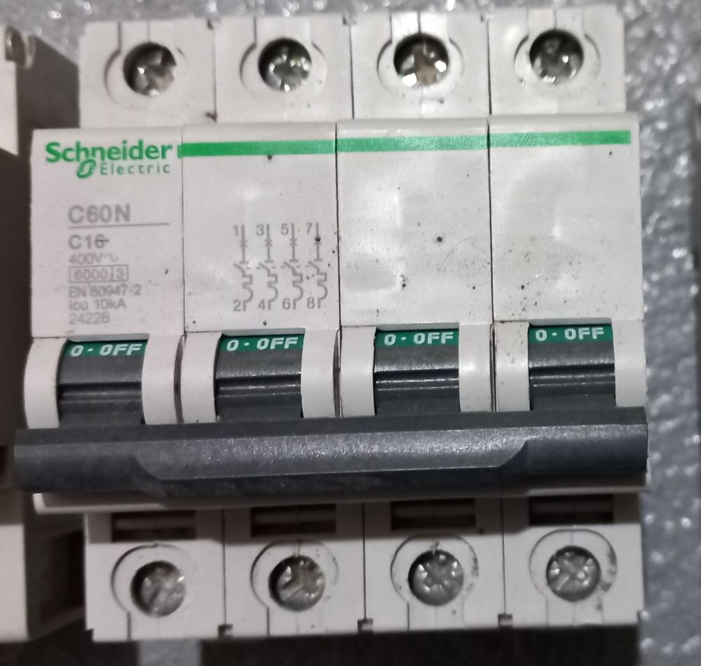 Lot disjoncteurs legrand schneider merlin gerin Bricolage