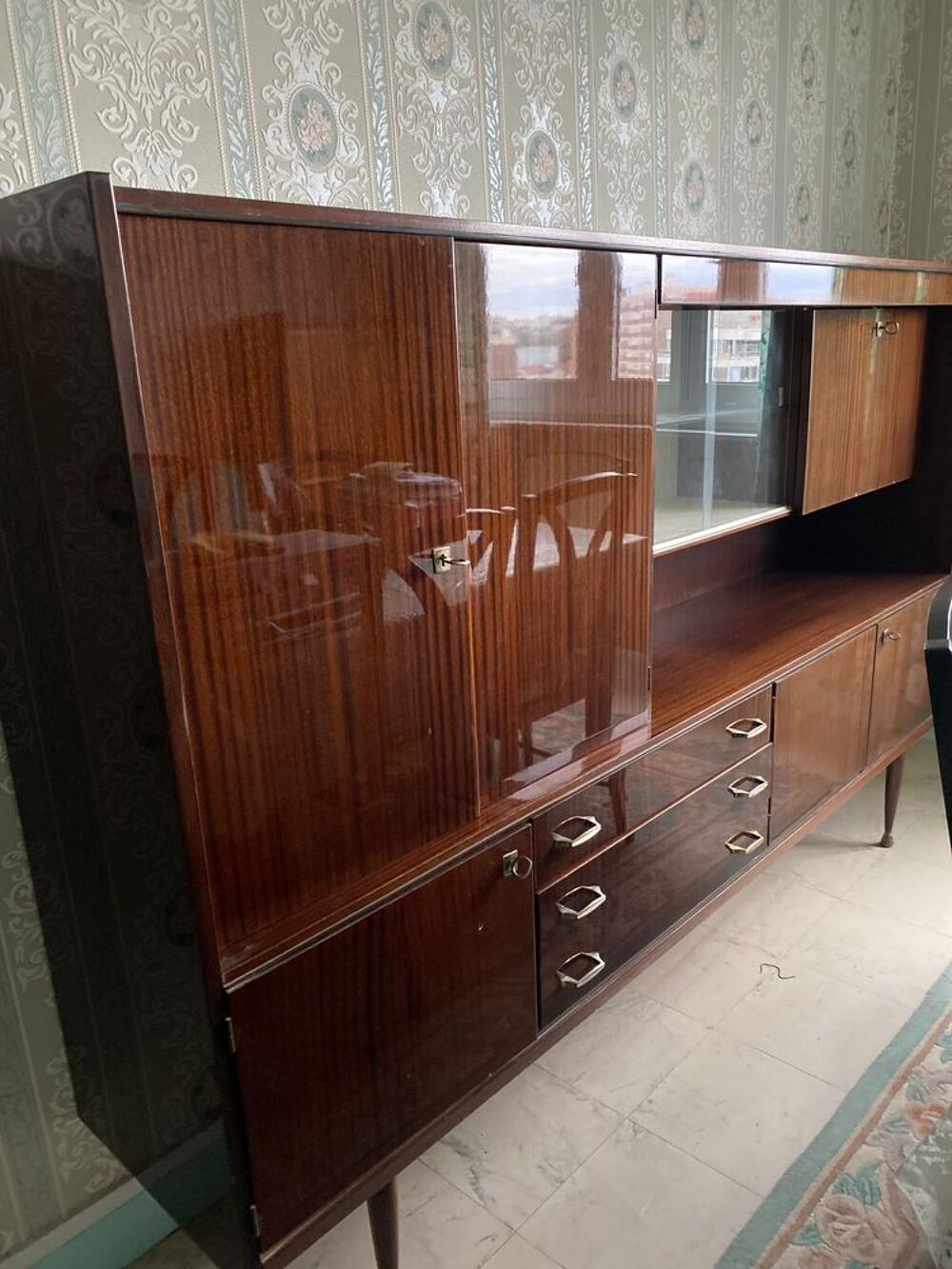 ensemble salle &agrave; manger avec meuble living et table vernies Meubles