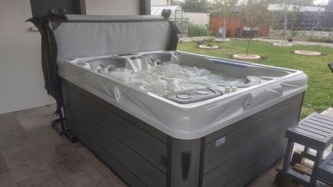 Spa 3 places dont 2 allonges 5500 Juign-sur-Loire (49)