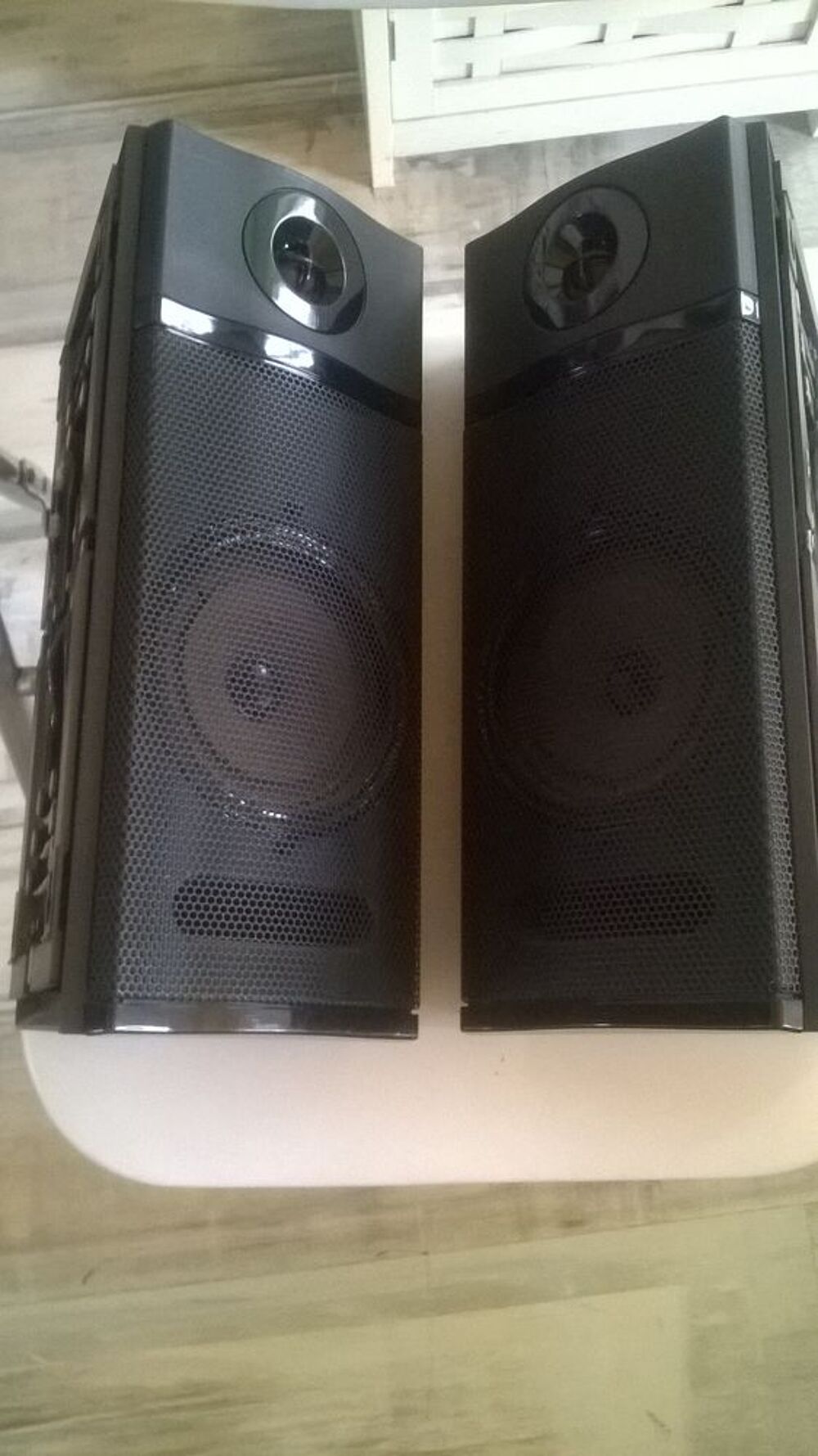 2 enceintes murale en coin pour HIFI 
A accrocher ou &agrave; pose Audio et hifi