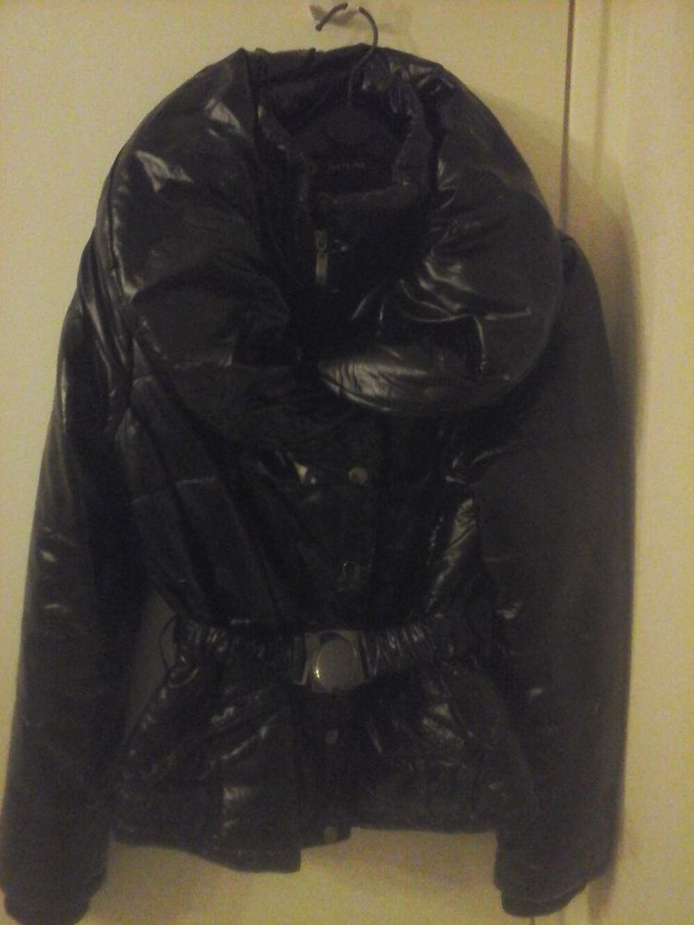 Blouson noir tr&egrave;s brillant. Vêtements