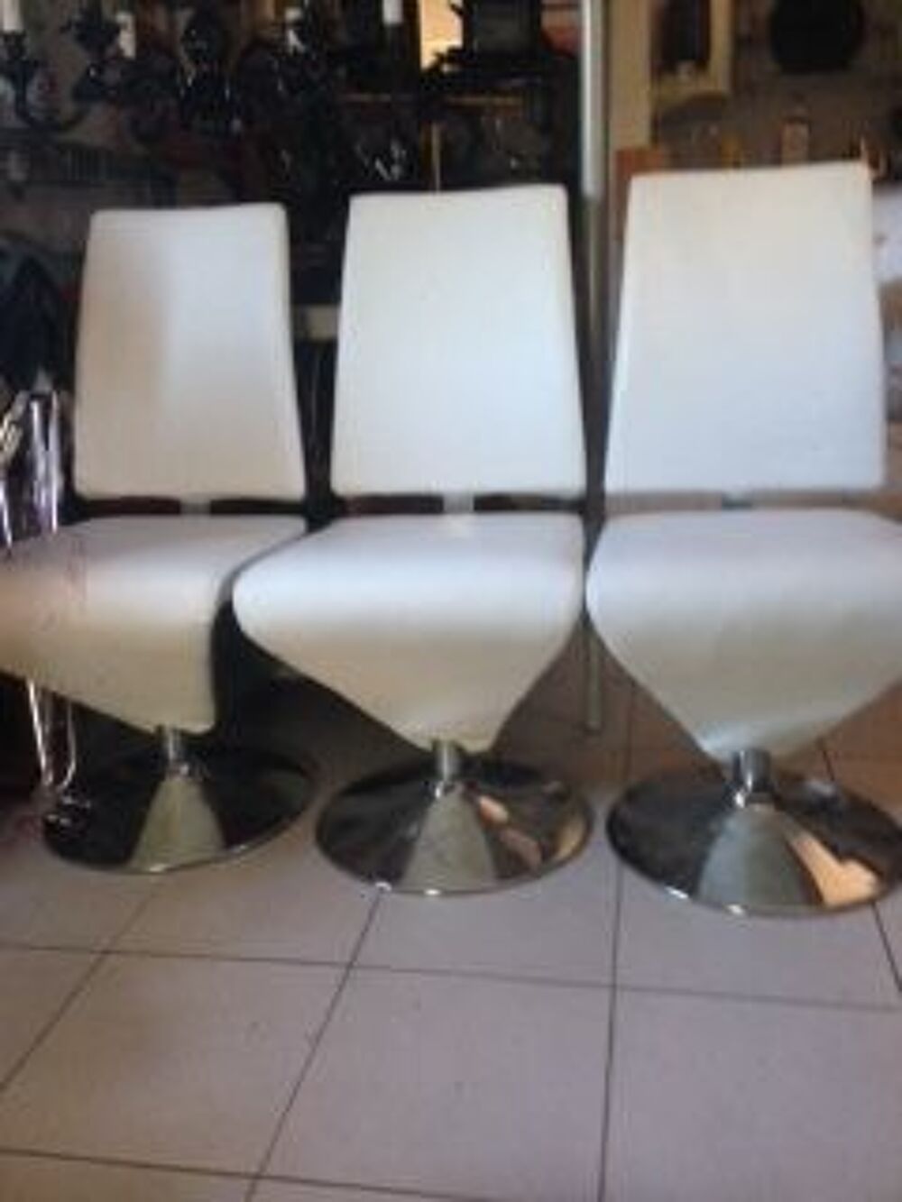 3chaises blanches design Meubles