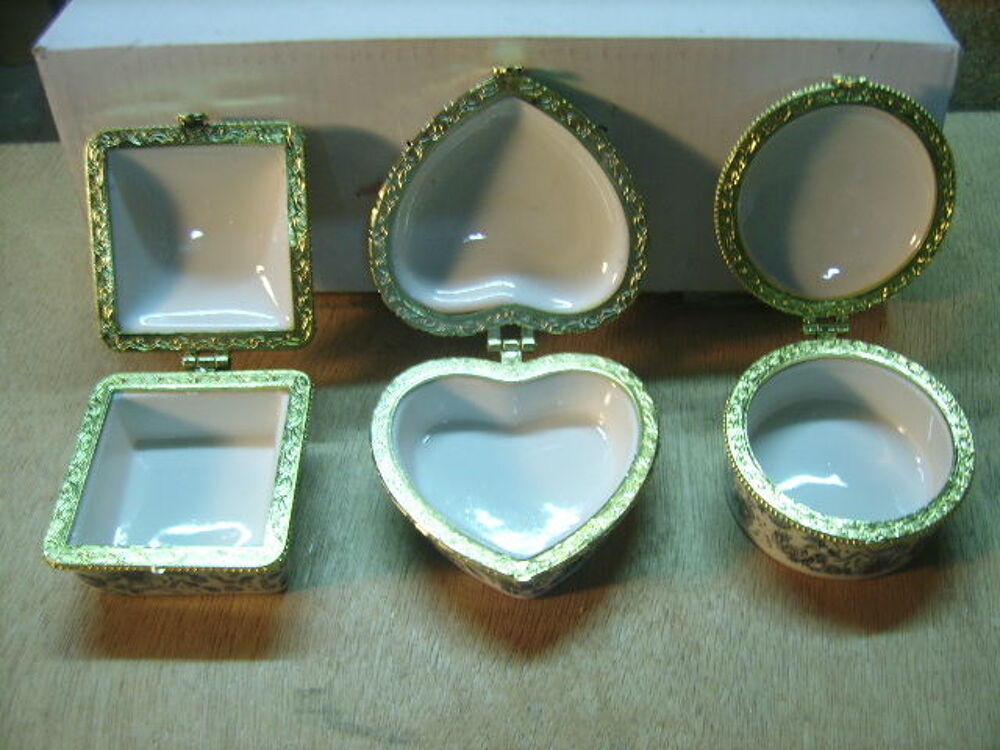 3 Coffrets en nacre et porcelaine / 3 mod&egrave;les
Bijoux et montres