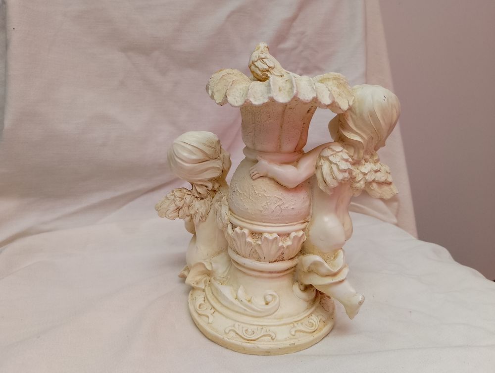 cette statuette fontaine orn&eacute;e d'anges et d'oiseaux Décoration