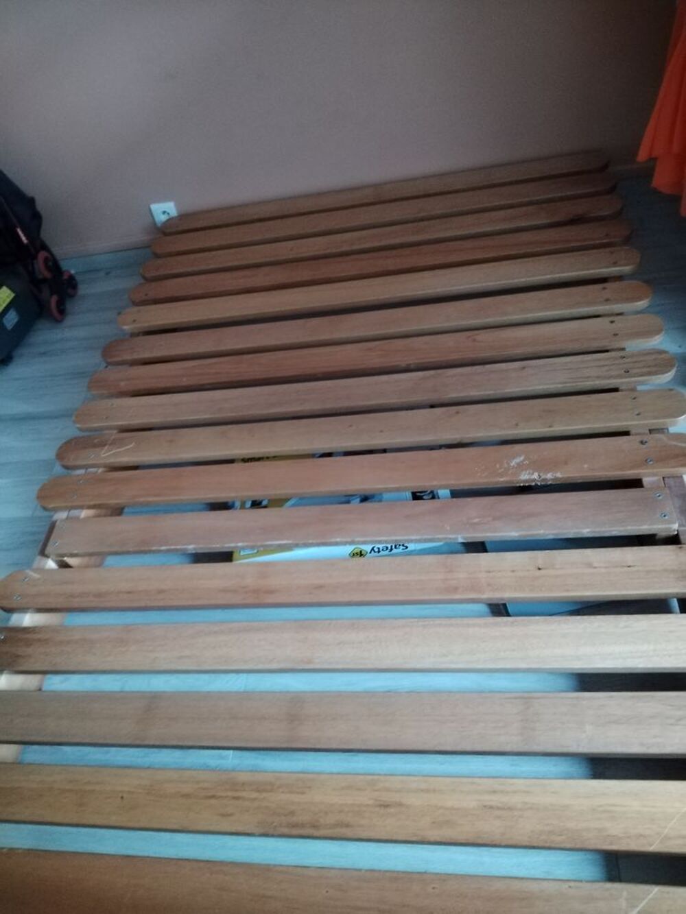 Canap&eacute; futon rouge Meubles