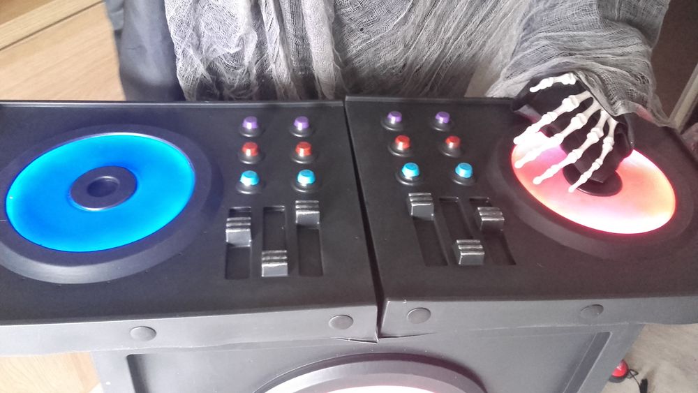 DJ Deadbeat Squelette Avec Table De Mixage Halloween Animatr Instruments de musique