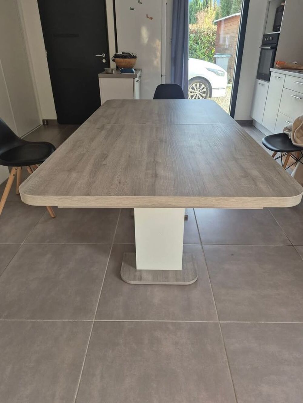 Table &agrave; manger de tr&egrave;s bonne qualit&eacute; Meubles