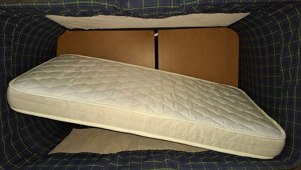 Lit pliant en tissu avec un lot de peluches Puériculture