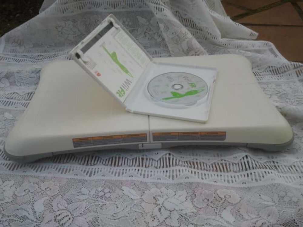 Balance Blanche Board Wii Fit + Jeu Inclus Wii Fit Consoles et jeux vidéos