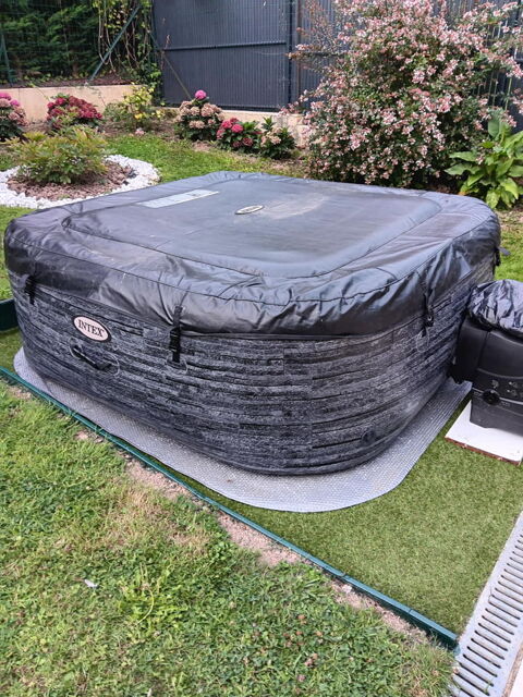 Spa 6 places intex  tres peu servi
A prendre sur place
450 Billiers (56)