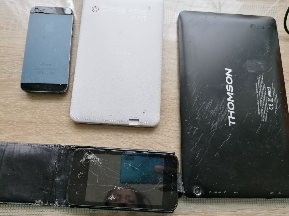Lot tablettes et t&eacute;l&eacute;phone &agrave; restaurer Téléphones et tablettes