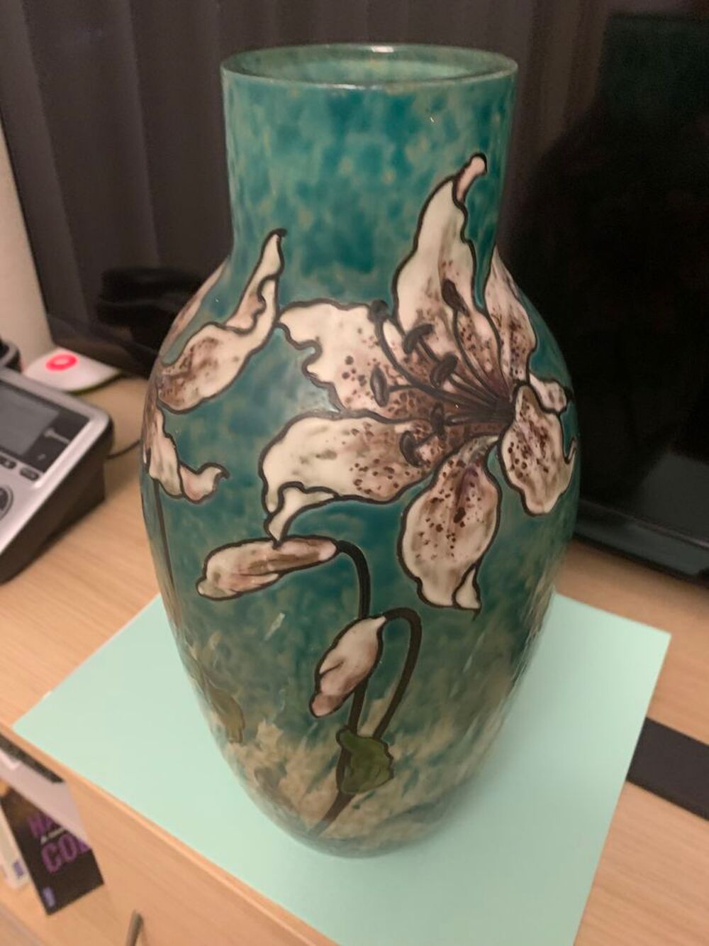 Vase en verre opaque, d&eacute;cor floral. Décoration