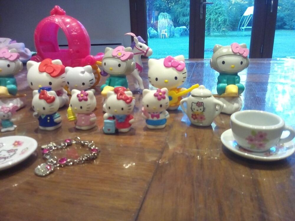 Lot HELLO KITTY carosse 13personnages service &agrave; th&eacute; bracelet Jeux / jouets