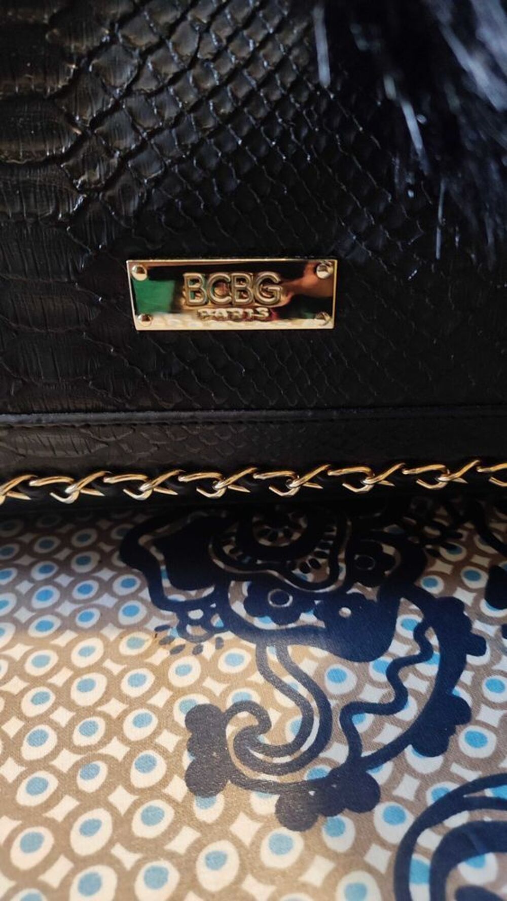 Superbe sac cuir vegan fa&ccedil;on reptile. breloque en fausse fourrure. BCBG. plusieurs compartiments int&eacute;rieur Maroquinerie