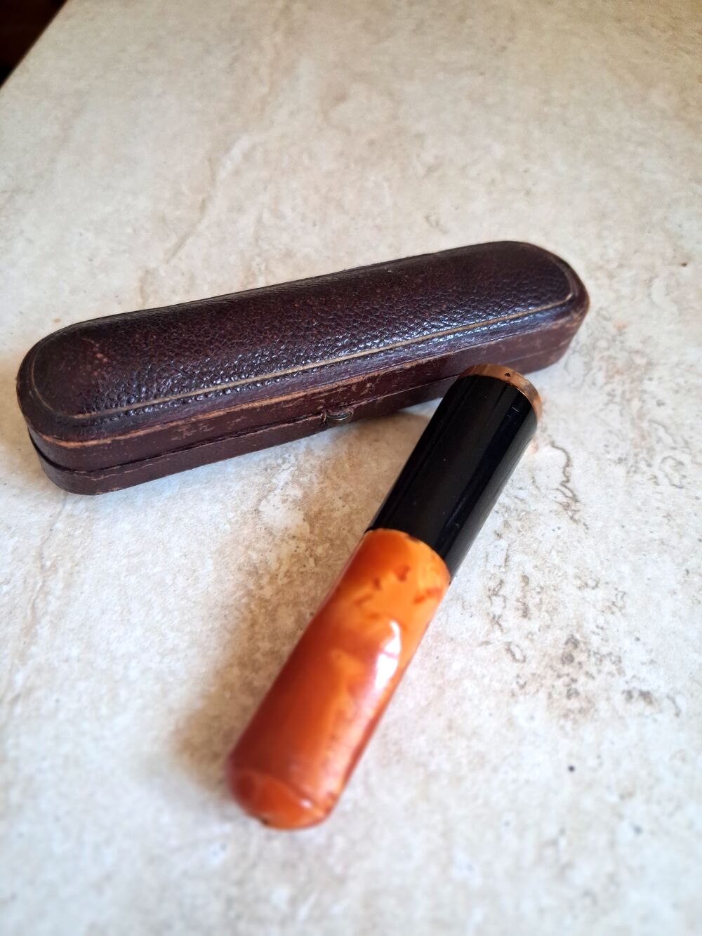 Fume-cigare vintage or, bak&eacute;lite et ambre 