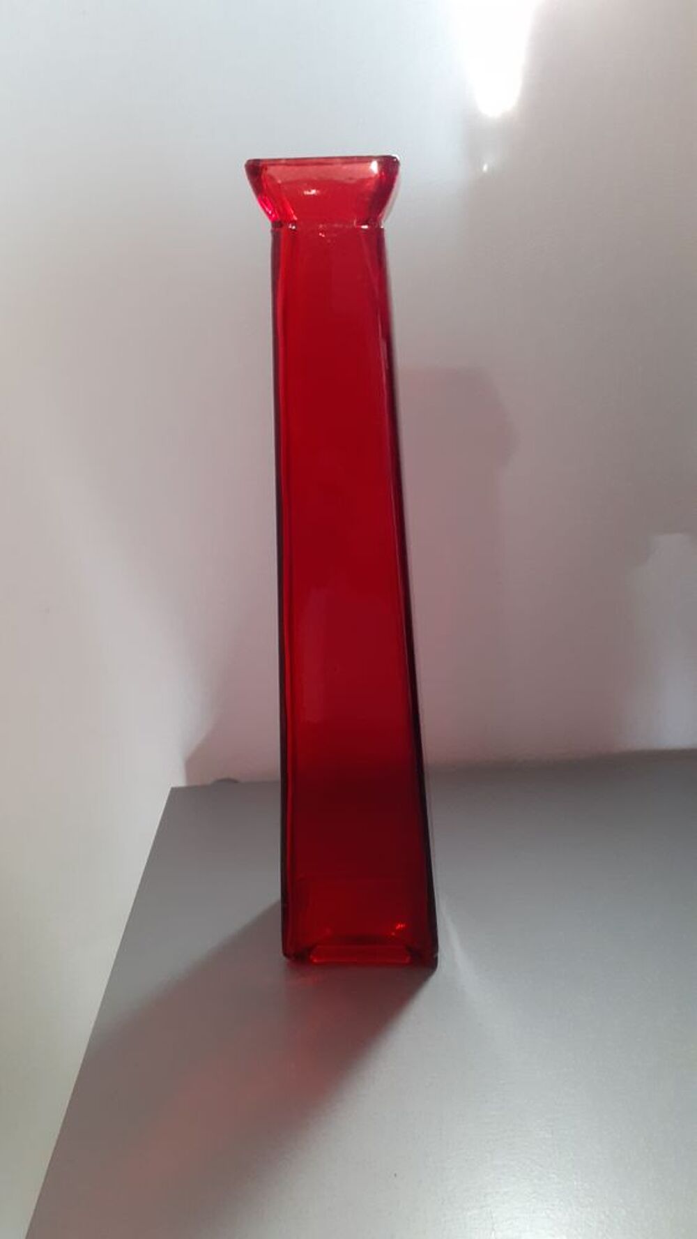 Vase rond blanc +soliflore rouge Décoration