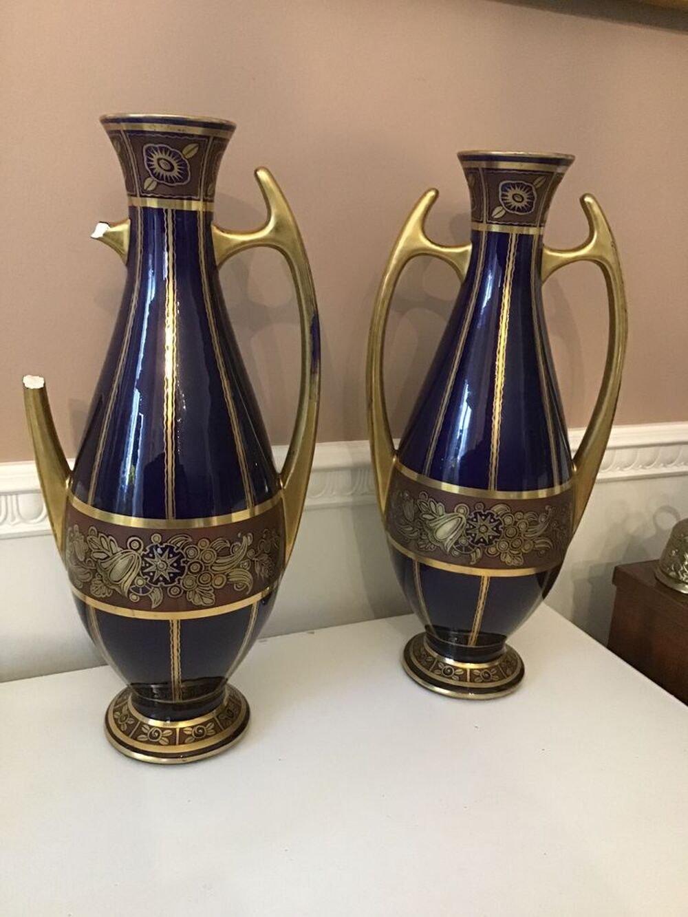 Paire de vases sign&eacute;s Meubles