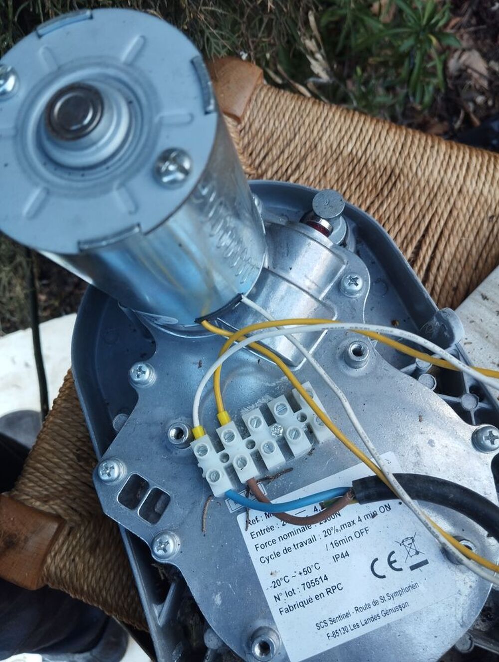 Moteurs de portail quasi neufs avec 4 t&eacute;l&eacute;commandes Jardin