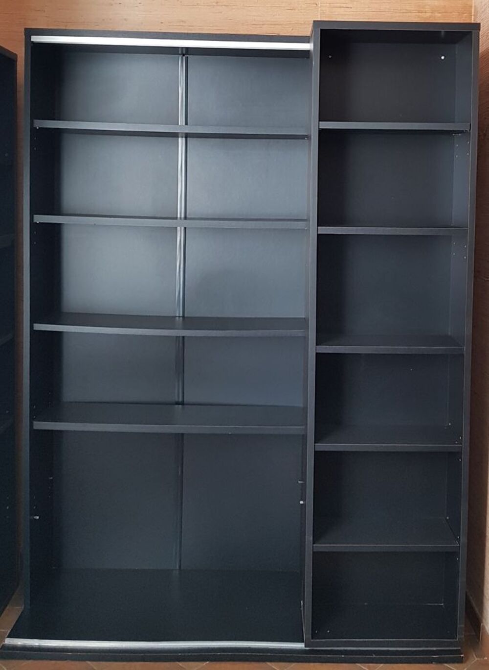 Biblioth&egrave;que noire avec partie coulissante Meubles
