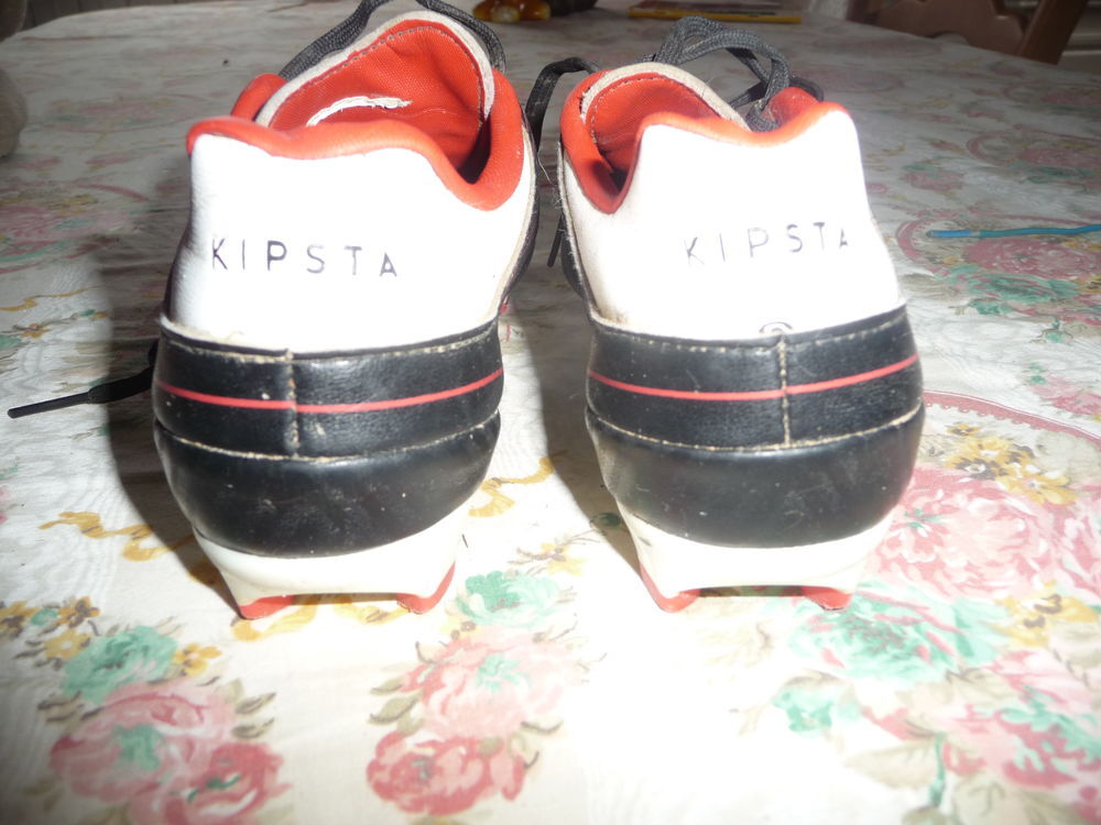 Chaussure rugby/foot enfant. Pointure 32/33 Sports