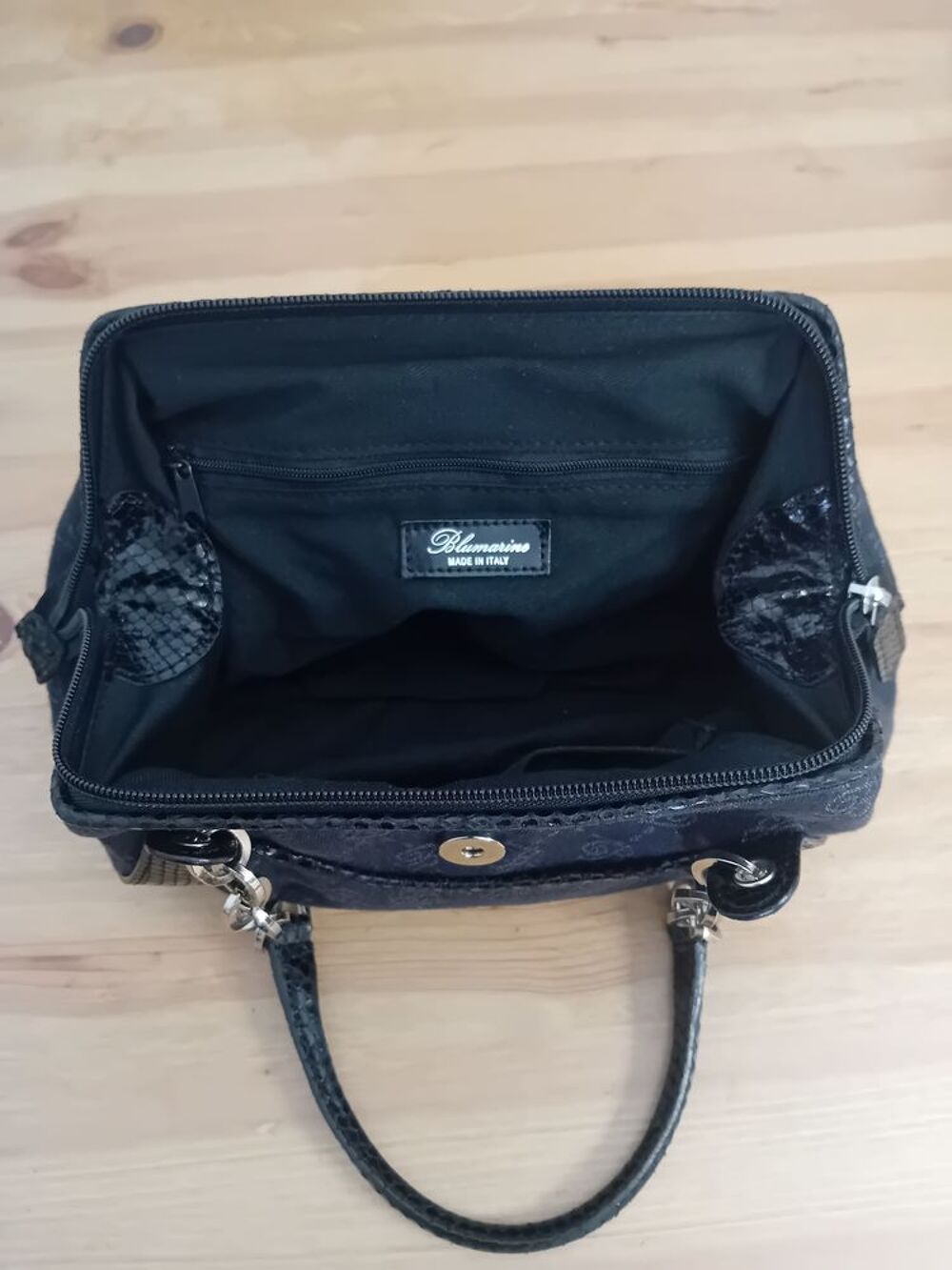 SAC a main Blumarine de couleur noir . Maroquinerie