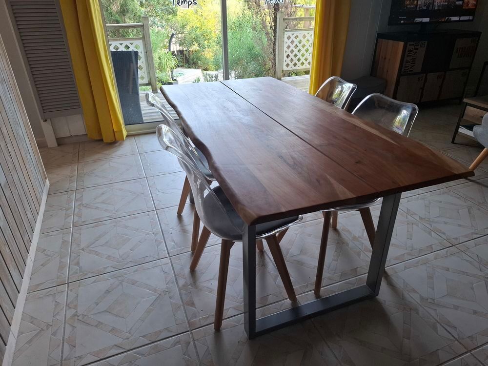 Table salle &agrave; manger. Plateau bois massif. Meubles