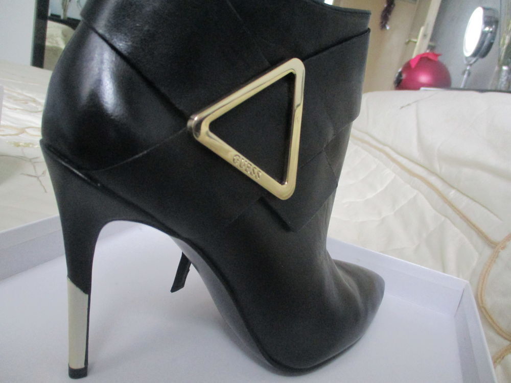 Chaussures &agrave; talons aiguilles GUESS Chaussures