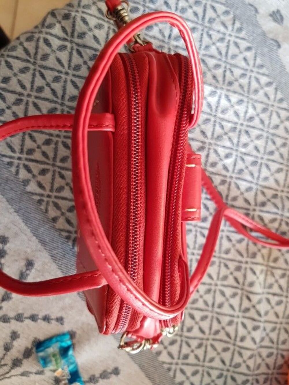 Petit sac rouge plusieurs poches porte monnaie dedans qui se Maroquinerie
