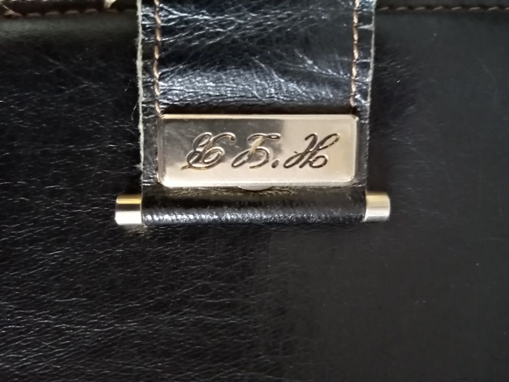 Porte feuilles en cuir, excellent &eacute;tat. Maroquinerie