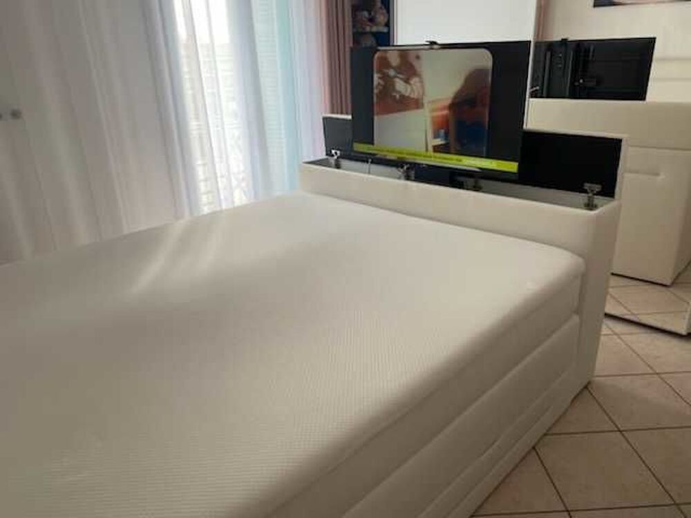 tr&egrave;s beau lit avec TV int&eacute;gr&eacute; Meubles