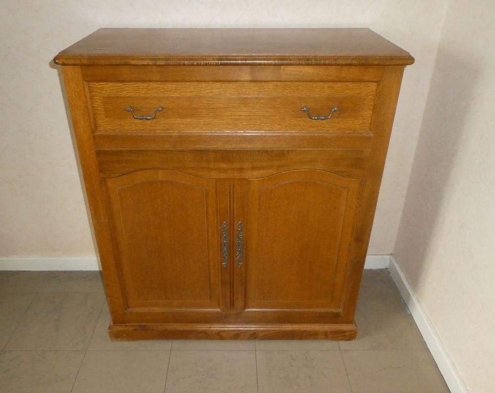 Lit d'appoint pliant dans un petit meuble . Meubles