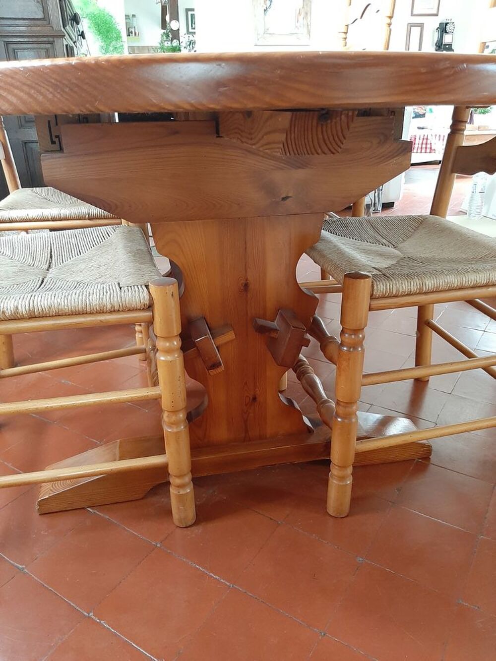 Table de salle &agrave; manger et ses 4 chaises Meubles