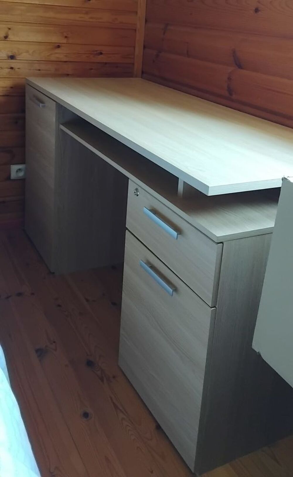 Bureau plus buffet plus calculatrice Meubles