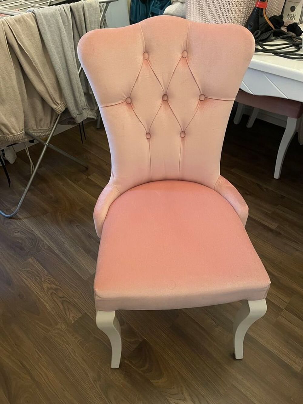 6 chaises capitonn&eacute;es avec table Meubles