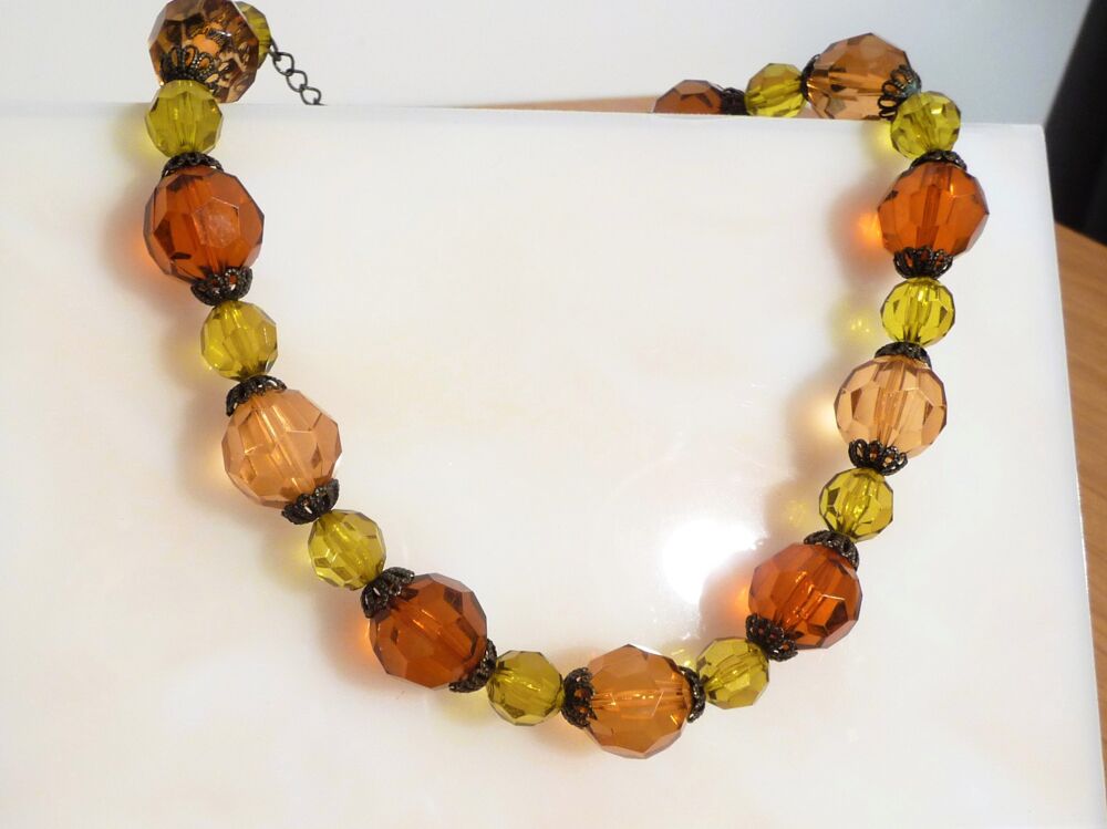 Collier &agrave; Perles en Plastique Rouge Orang&eacute;, Saumon et Jaune Bijoux et montres