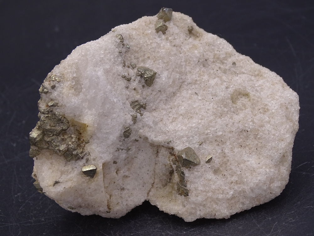 Cristaux de Pyrite octa&eacute;driques sur Quartz Mine de Trimouns 
